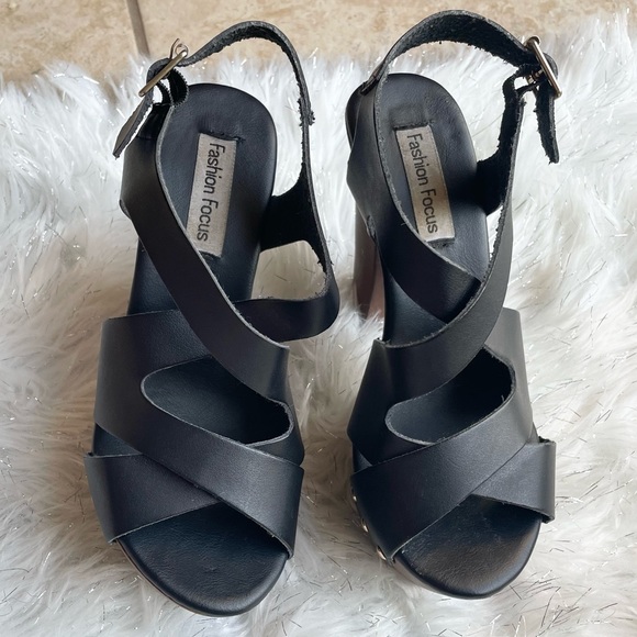 ❌ SOLD ❌ Studded Heels - Picture 3 of 5